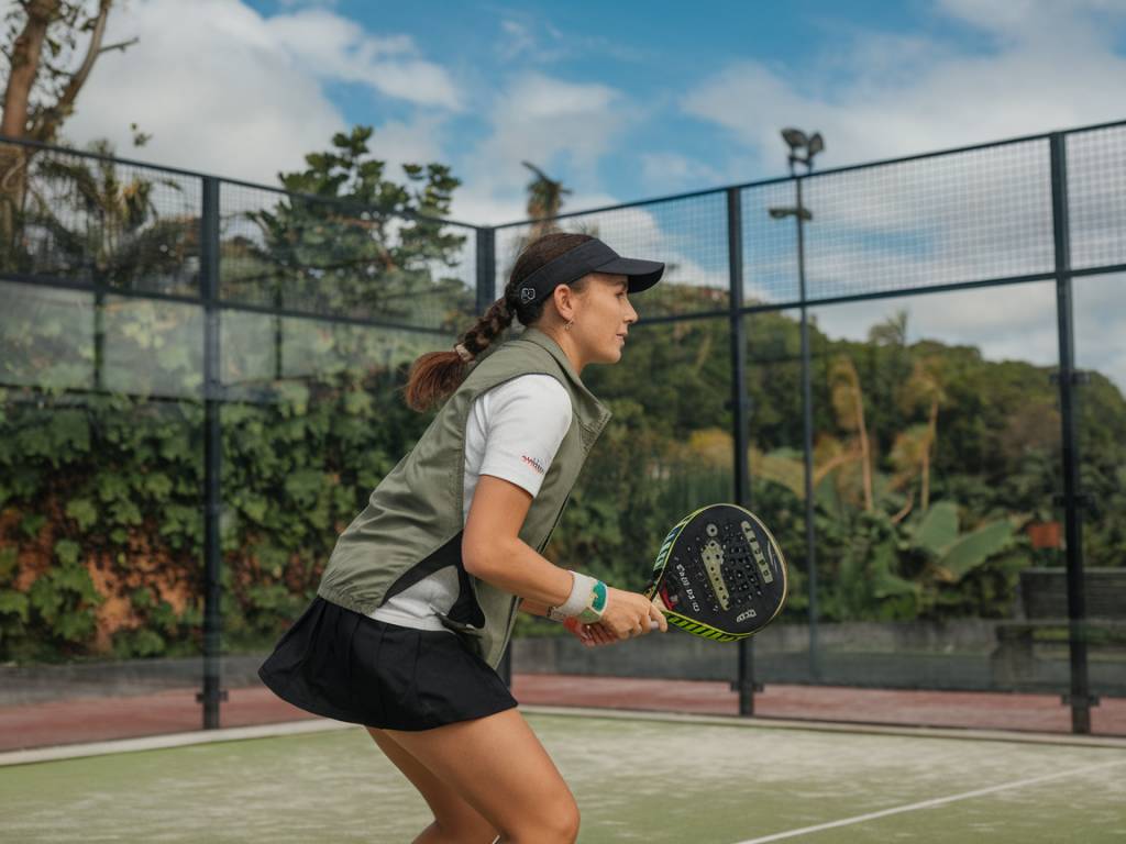 Quelle tenue féminine pour briller sur les court de Padel ?